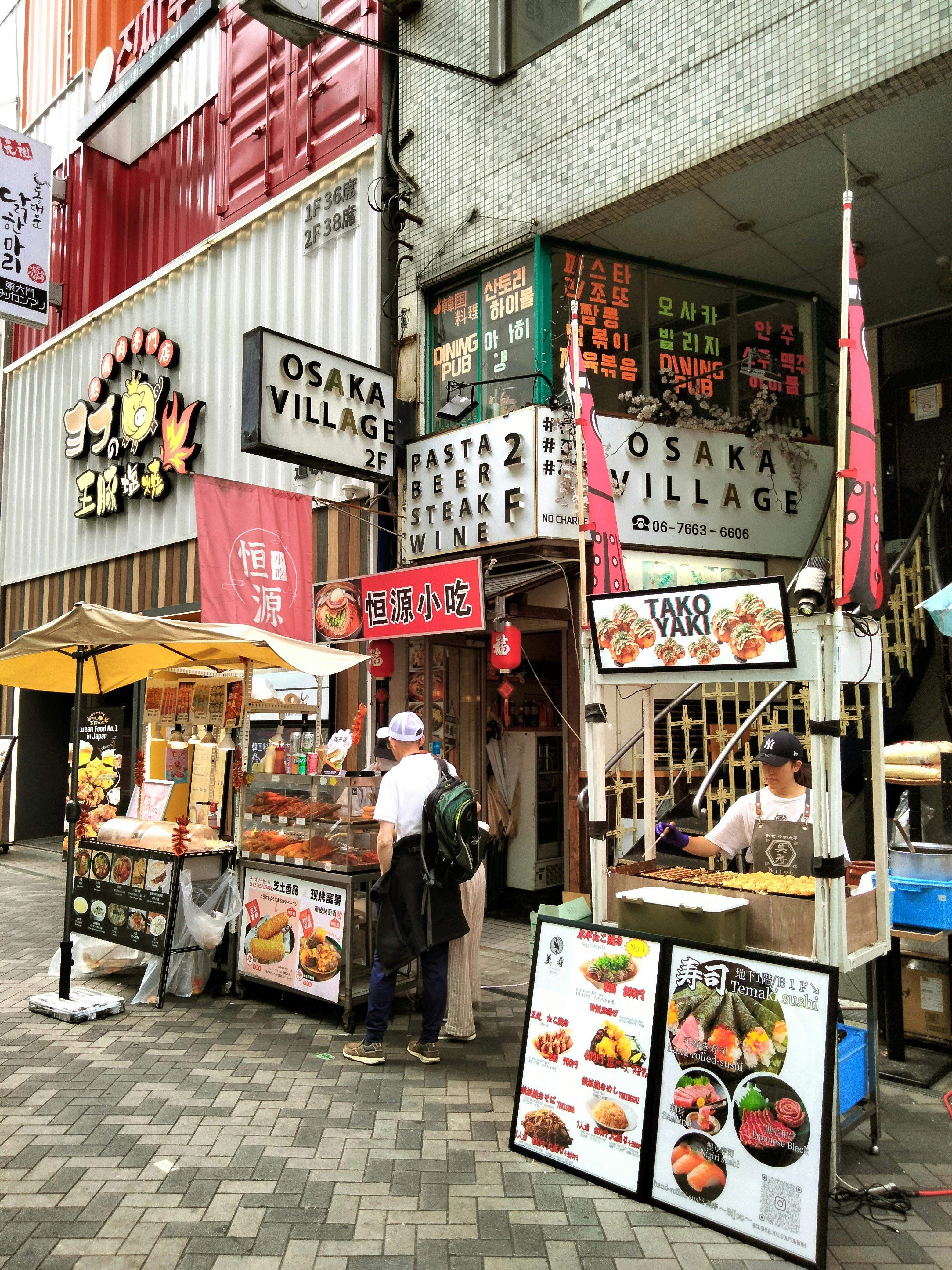 Osaka Street FoodFoto von Kirsty Wilson: https://www.pexels.com/de-de/foto/lebhafter-strassenimbissmarkt-in-osaka-japan-36665154/