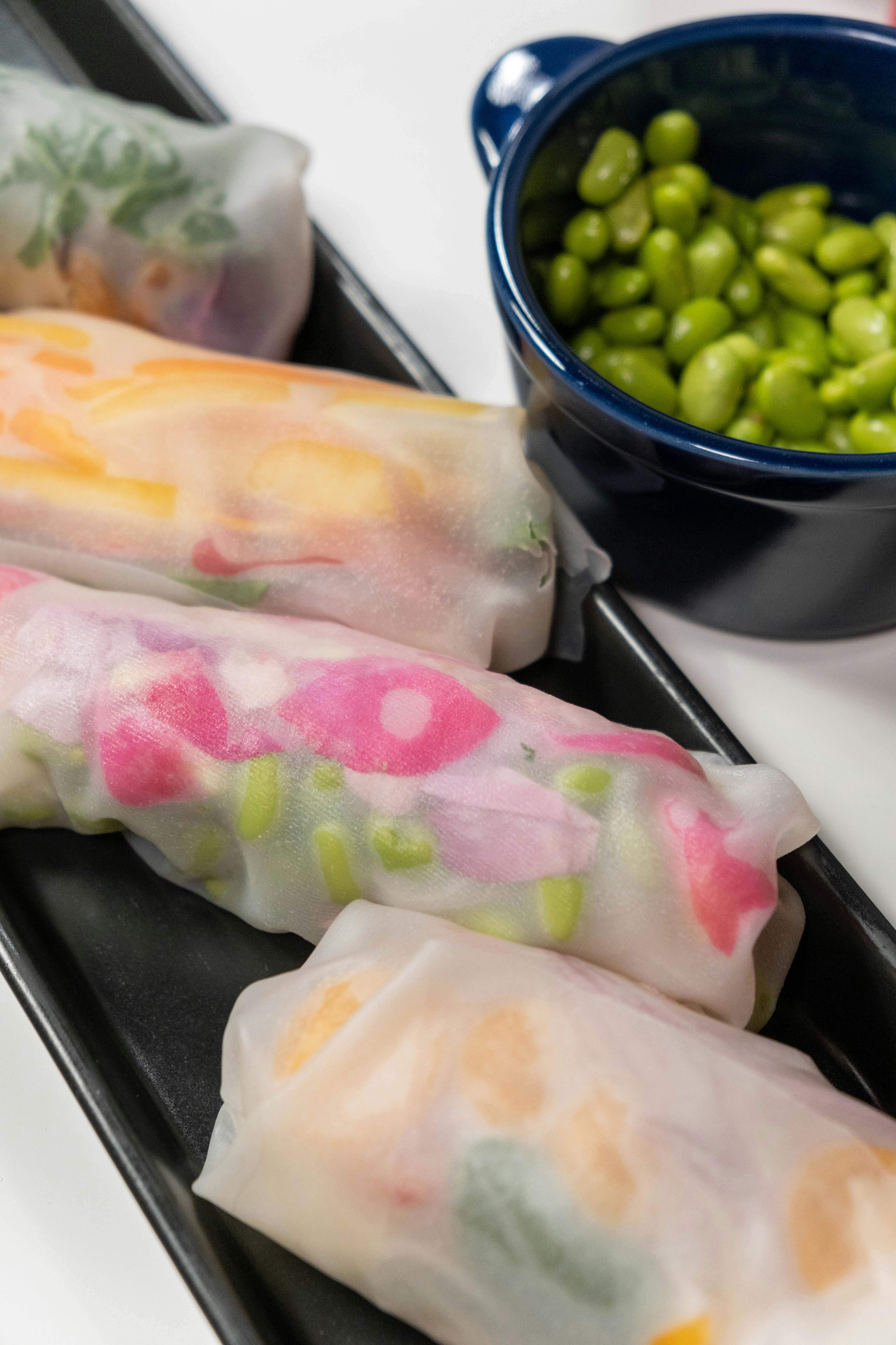 Sommerrollen Foto von cottonbro studio: https://www.pexels.com/de-de/foto/teller-mahlzeit-gourmet-stillleben-6832046/
