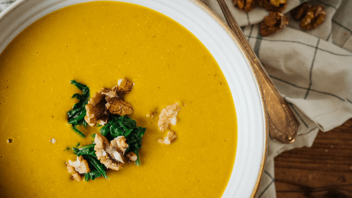 Kürbissuppe in einer Schale