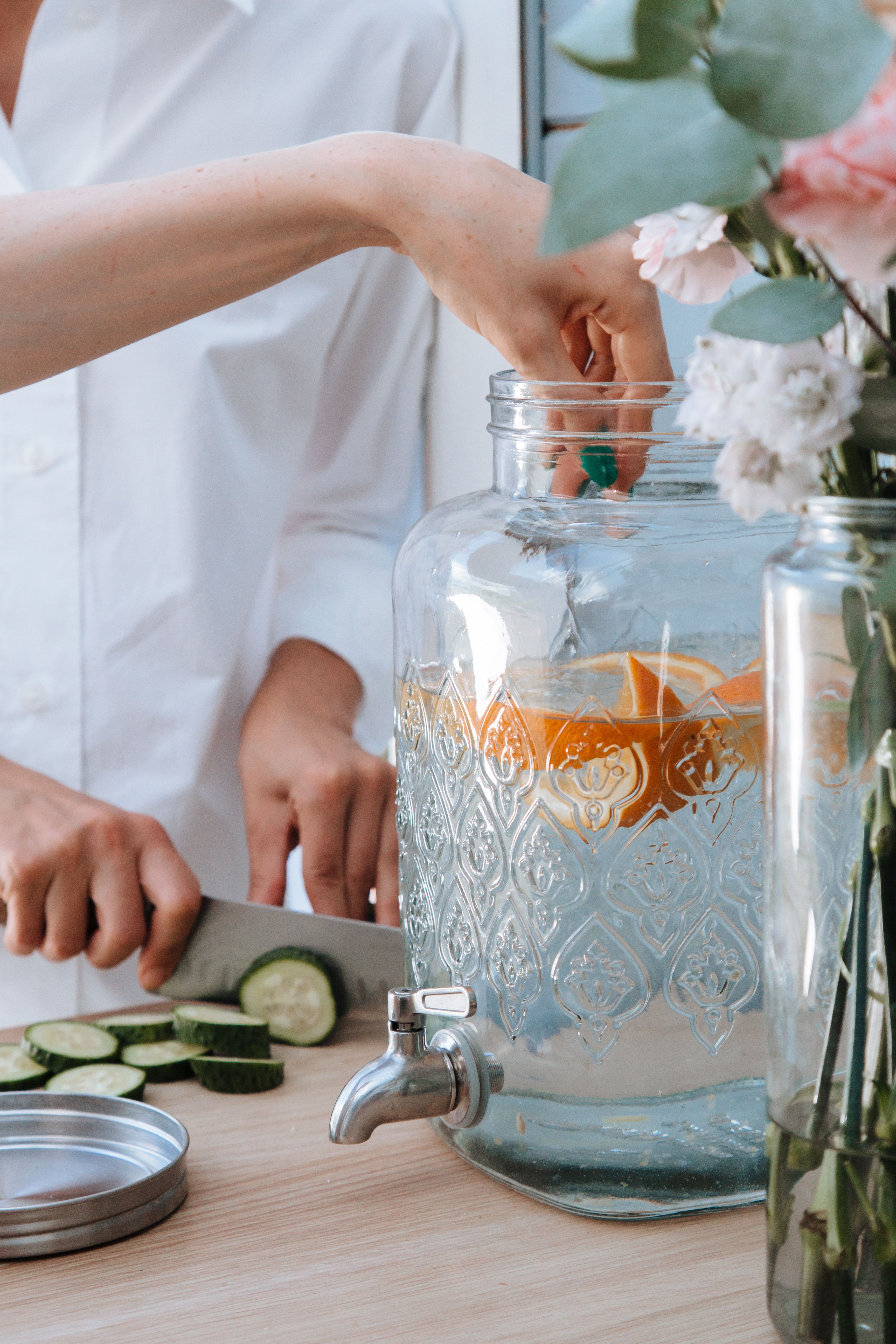 Infused Water mit Obst und Kräutern