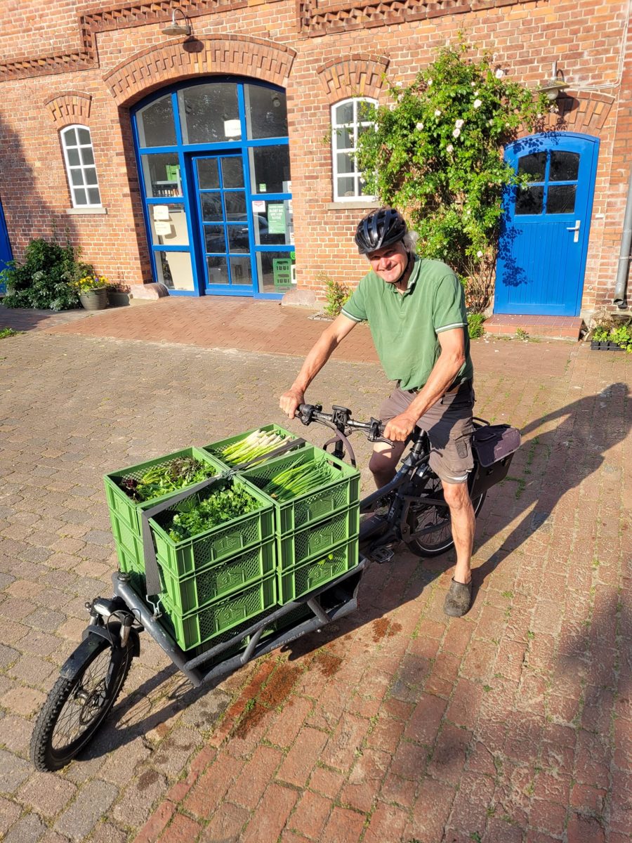 Jochen bringt frisches Gemüse mit dem Lastenrad zum Hof