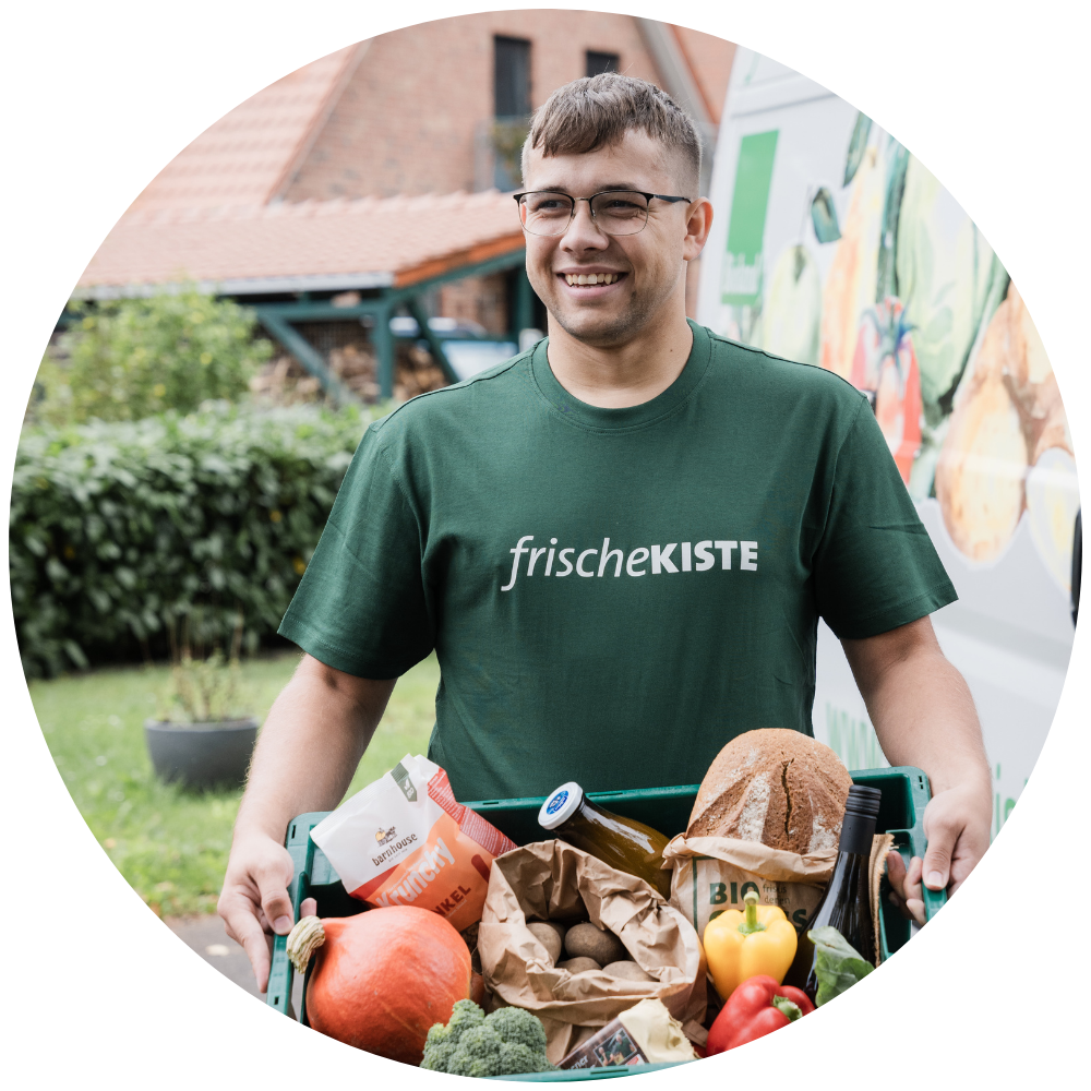 Fahrer der frischeKISTE bei der Auslieferung der Bio-Kiste